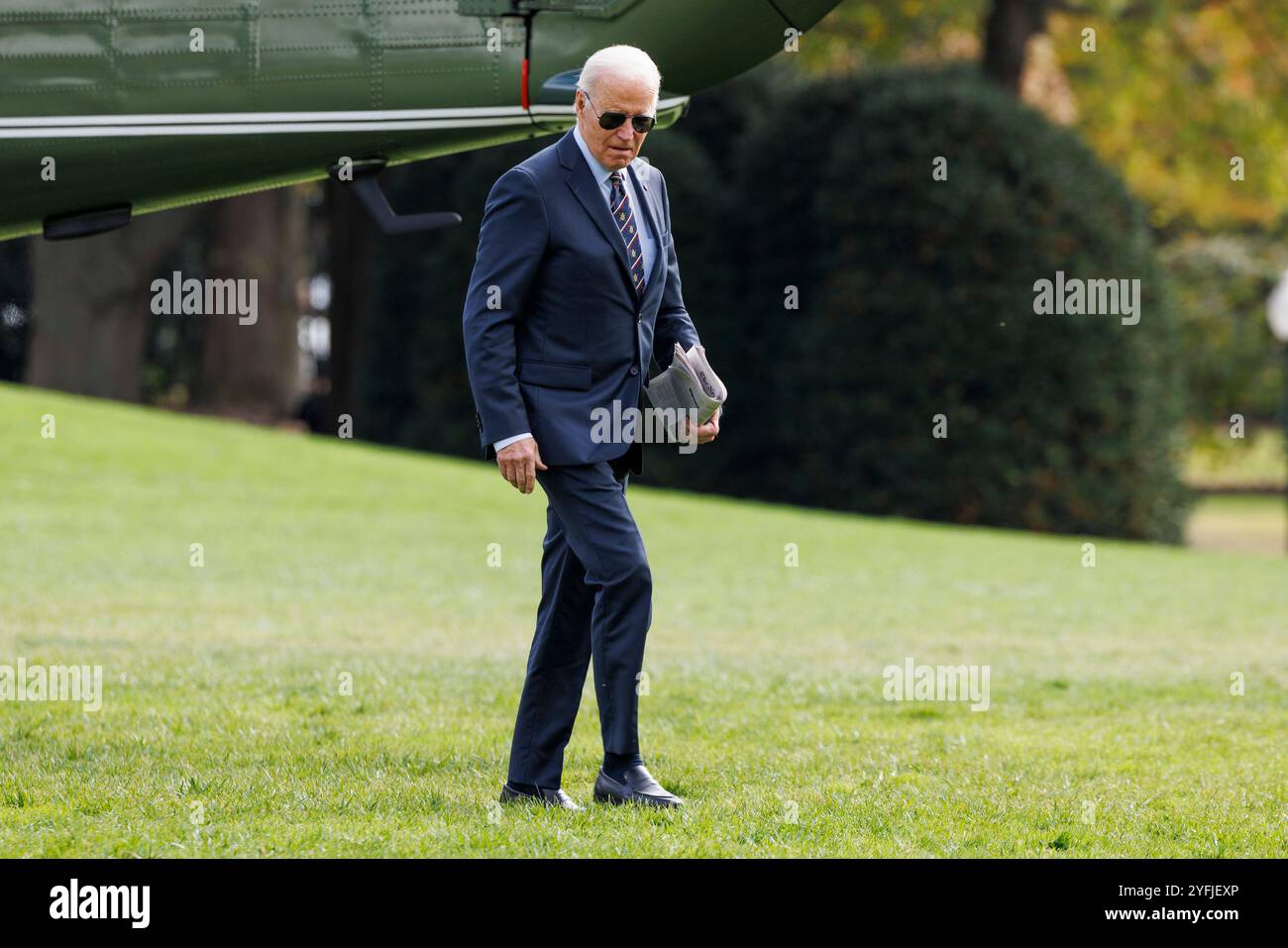 Washington, Stati Uniti. 4 novembre 2024. Joe Biden cammina fino all'ufficio ovale della Casa Bianca a Washington DC, dopo essere tornato da Wilmington il giorno prima delle elezioni presidenziali, lunedì 4 novembre 2024. Foto di Aaron Schwartz/UPI credito: UPI/Alamy Live News Foto Stock