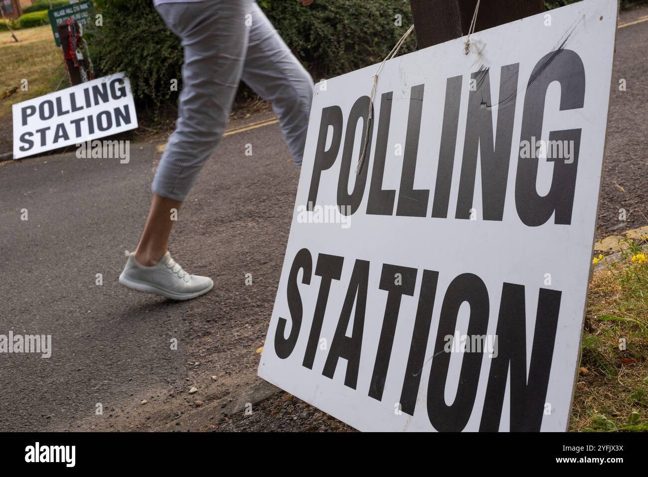Reading, Inghilterra – 4 LUGLIO 2024: Votante che passa i cartelli per entrare in un seggio elettorale per votare alle elezioni generali del Regno Unito Foto Stock