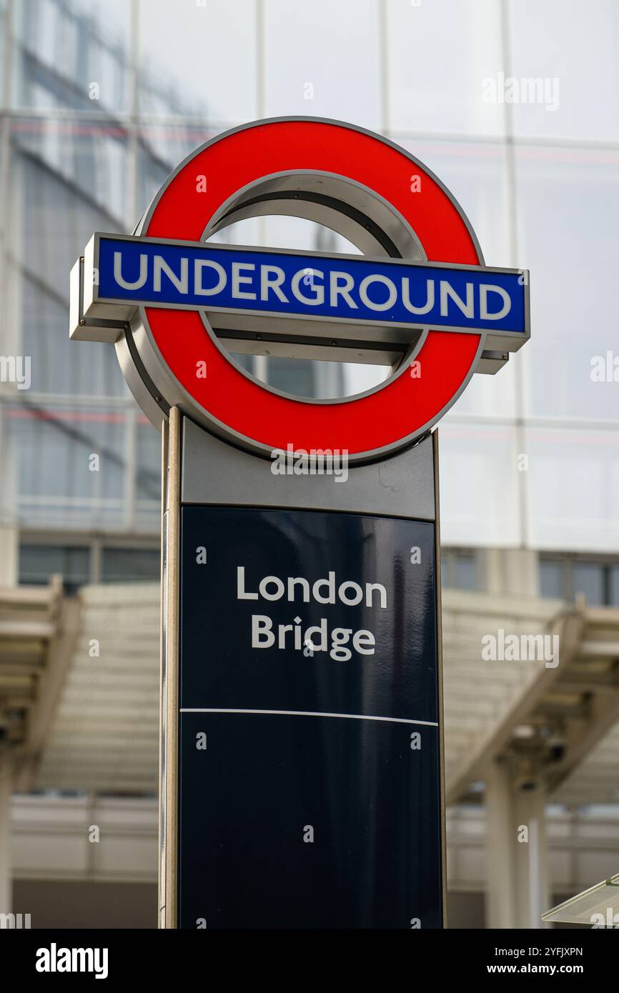 Londra, Regno Unito - 21 settembre 2024; cartello circolare della metropolitana con testo del London Bridge Foto Stock