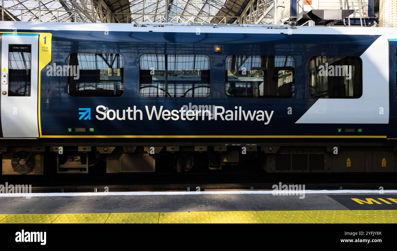 Londra, Regno Unito - 21 settembre 2024; nome e logo della South Western Railway sulla carrozza ferroviaria di prima classe Foto Stock