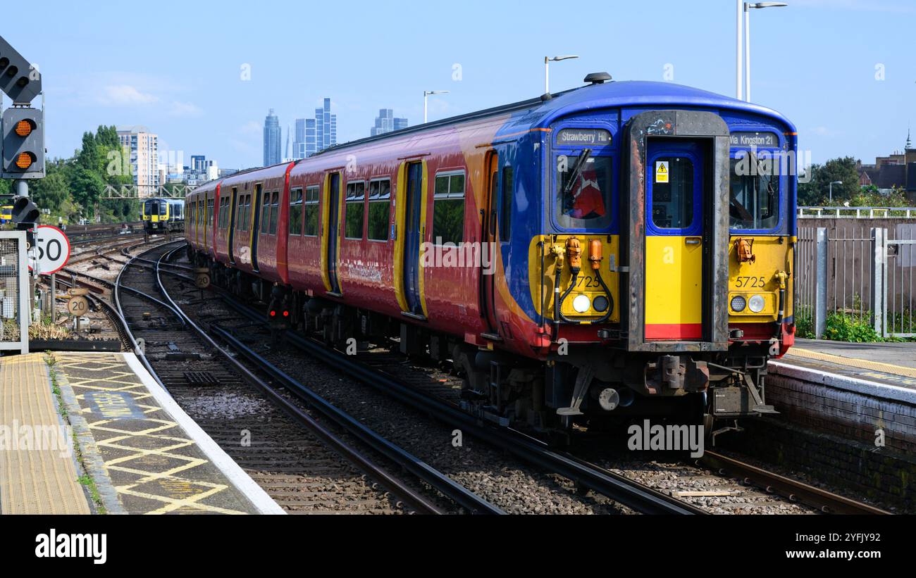 Londra, Regno Unito - 21 settembre 2024; treno South Western Railway Classe 455 per Strawberry Hill Foto Stock