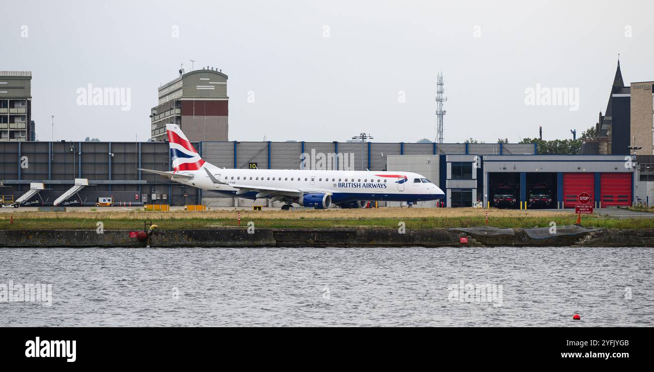 Londra, Regno Unito - 20 settembre 2024 - British Airways Embraer ERJ-190 in rullaggio presso London City Airport LCY registrazione G-LCAE Foto Stock