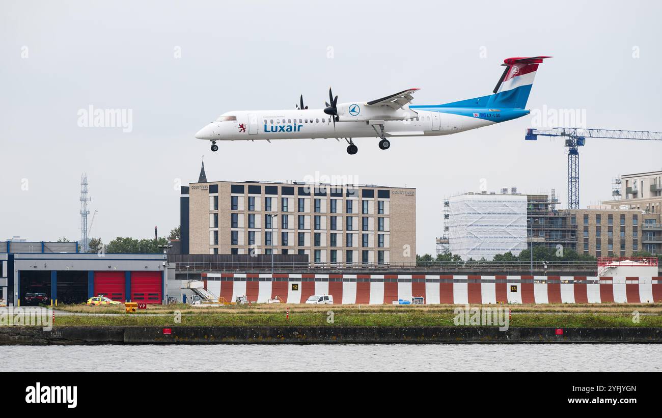 Londra, Regno Unito - 20 settembre 2024 - Luxair Bombardier DHC-8-400 registrazione LX-LGG atterraggio all'aeroporto di London City LCY Foto Stock