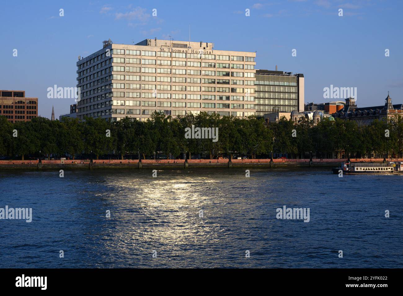 Londra, Regno Unito - 20 settembre 2024 - edificio del St Thomas' Hospital lungo il Tamigi che si illumina di luce serale Foto Stock