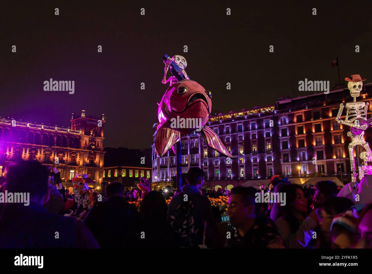 Sfilata illuminata dia de Muertos a Zócalo, con sculture giganti dello scheletro, luci colorate e una folla festosa in festa Foto Stock