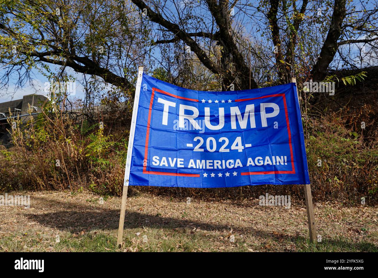 Un cartello della campagna Trump è visto il 4 novembre 2024, su Emmaus Avenue a Emmaus, Pennsylvania. Foto Stock