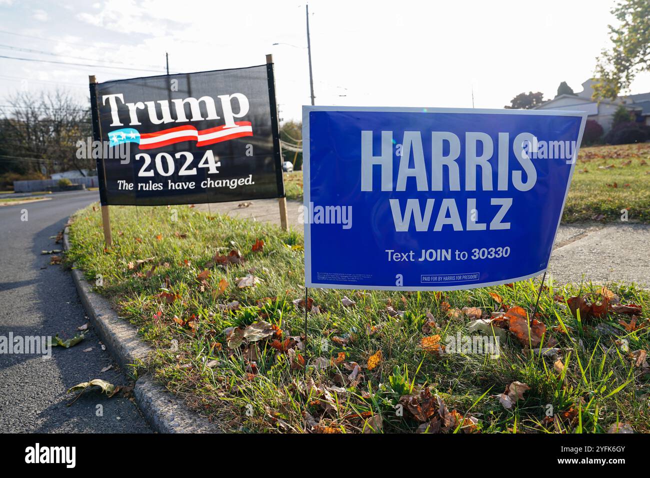 I segnali della campagna Trump e Harris-Walz sono visibili il 4 novembre 2024, su Emmaus Avenue ad Allentown, Pennsylvania. Foto Stock