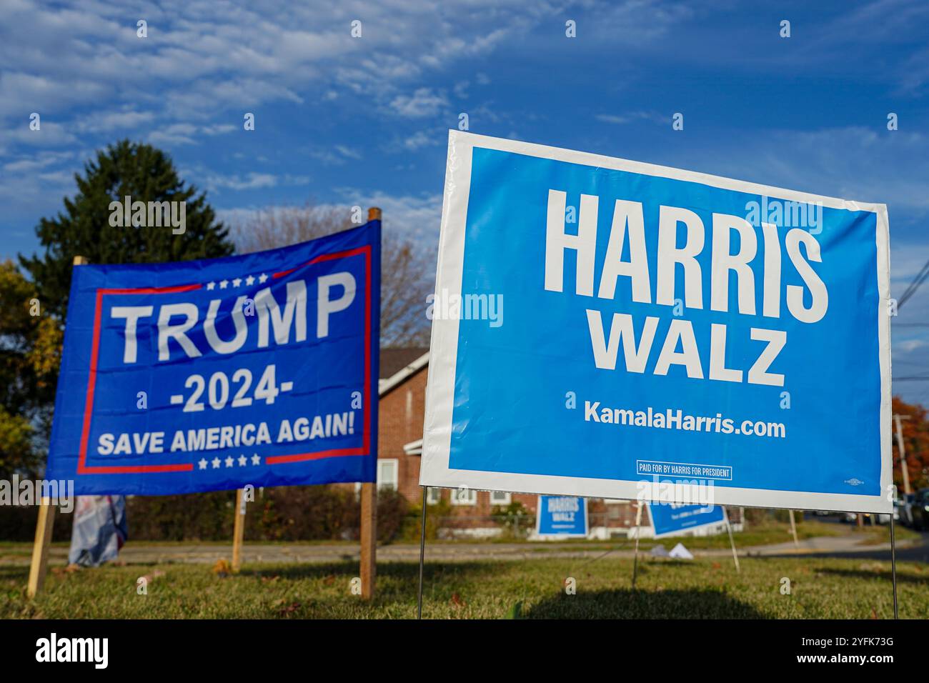 I segnali della campagna Trump e Harris-Walz sono visibili il 4 novembre 2024, su Emmaus Avenue ad Allentown, Pennsylvania. Foto Stock