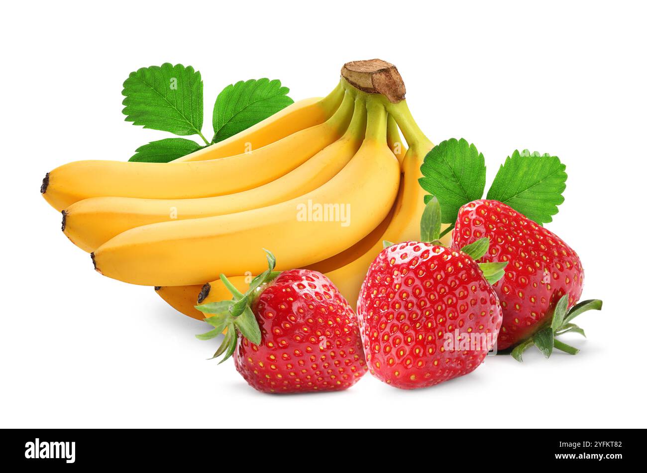 Banane fresche mature e fragole isolate su bianco Foto Stock