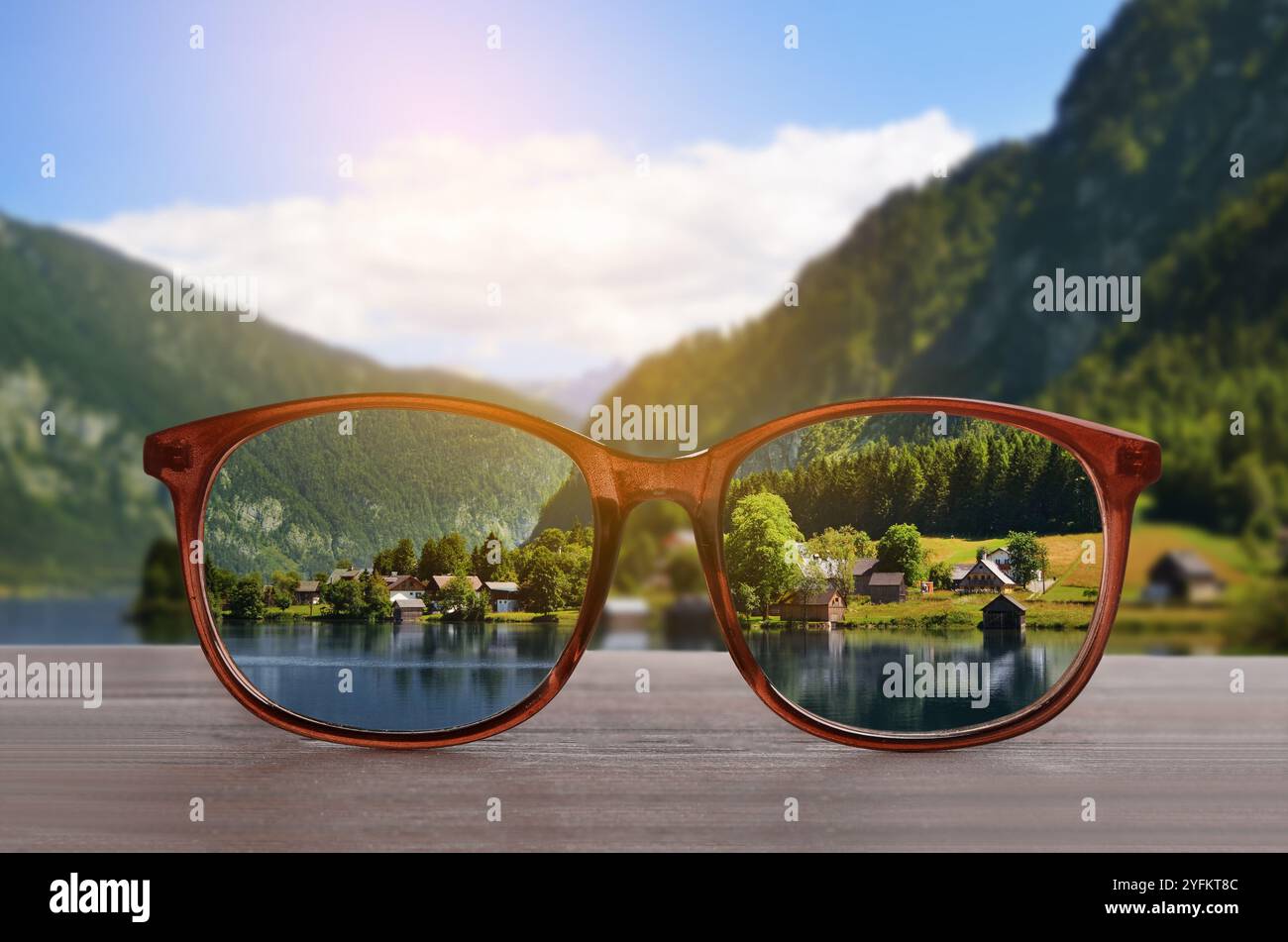 Vetri sullo splendido paesaggio. Guarda attraverso gli obiettivi più nitidi. Correzione della visione Foto Stock