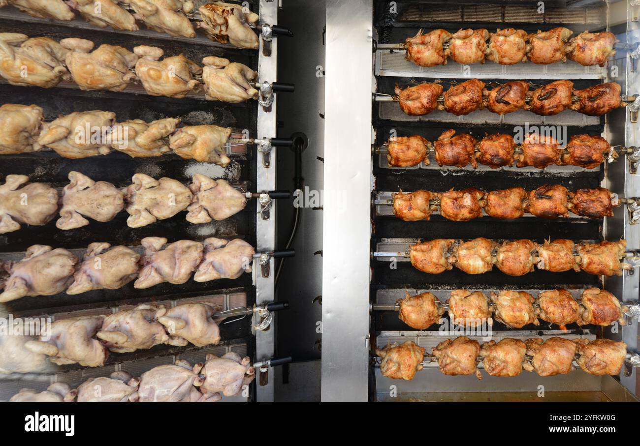 Polli arrostiti grigliati in un grande forno in un ristorante di Sitges, Catalogna, Spagna. Foto Stock