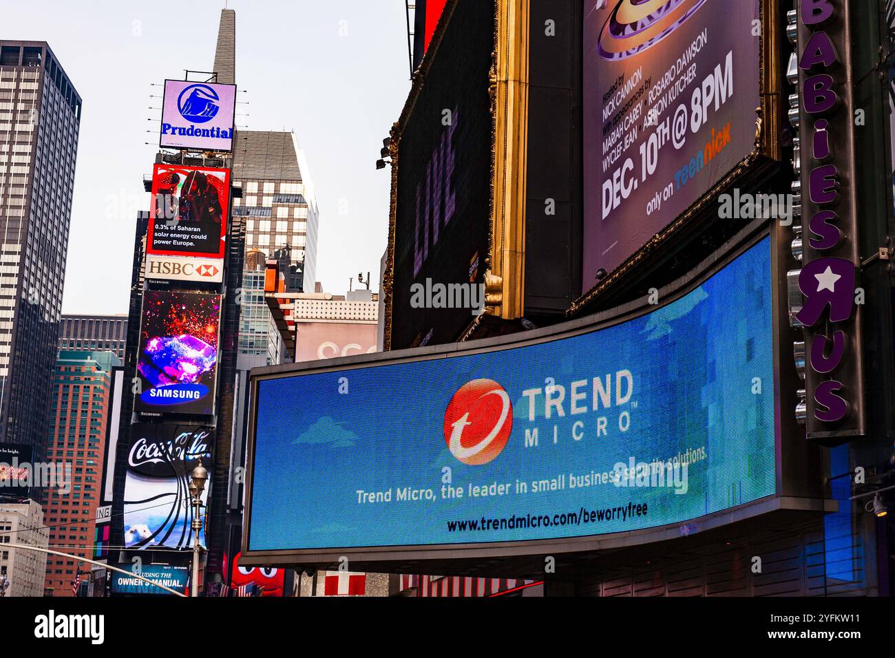 Schermi pubblicitari elettronici colorati in Times Sq., New York City, USA, 2011 Foto Stock