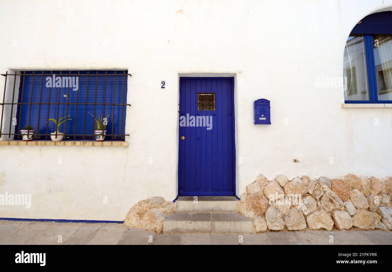 Passeggia tra gli splendidi edifici storici del quartiere storico di Sitges, Catalogna, Spagna. Foto Stock