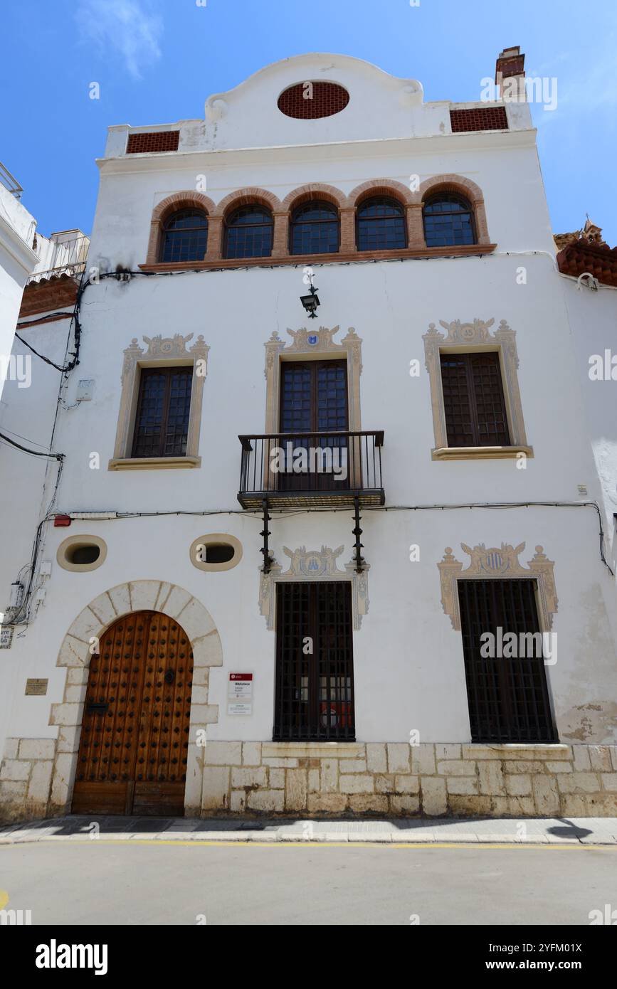 Splendidi edifici storici lungo Plaza de l'Ajuntament a Sitges, Catalogna, Spagna. Foto Stock