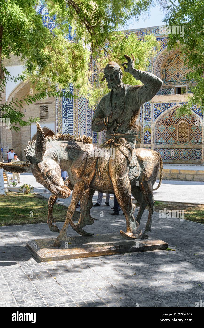 Bukhara, Uzbekistan - 10 settembre 2022: Splendida vista del monumento Khoja Nasreddin Efendi nel centro storico di Bukhara, Uzbekistan. Foto Stock