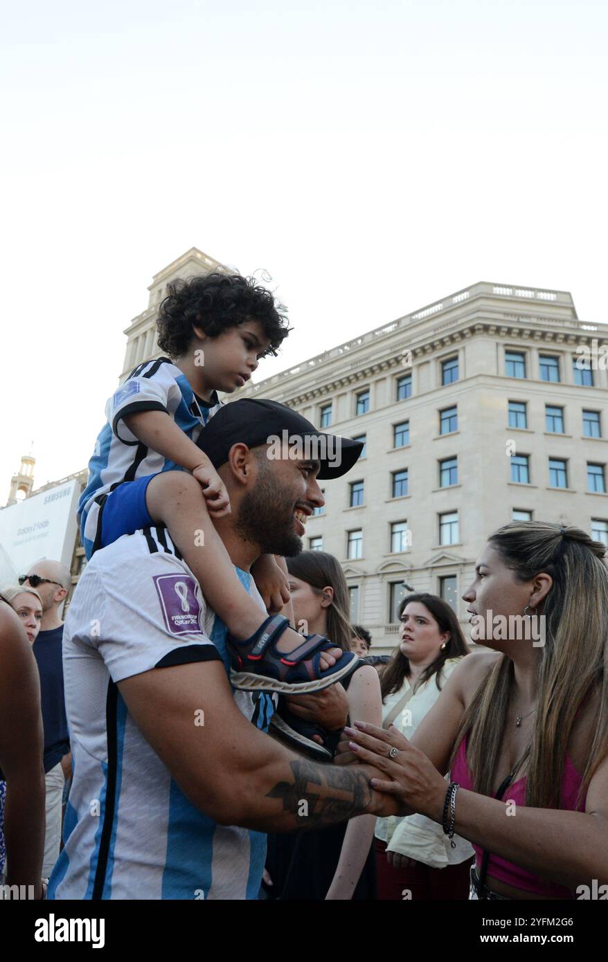 Una famiglia argentina che indossa una maglia della squadra di calcio argentina in piazza Catalunya a Barcellona, Spagna. Foto Stock