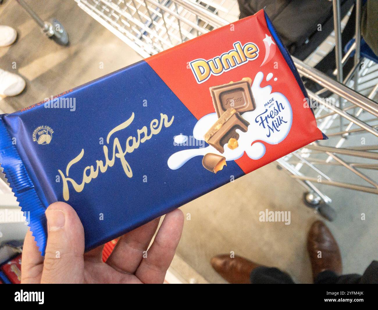 BELGRADO, SERBIA - 21 SETTEMBRE 2024: Barrette di cioccolato Dumle Karl Fazer su uno scaffale di un supermercato a Belgrado. Karl Fazer è una marca finlandese di cioccolato Foto Stock