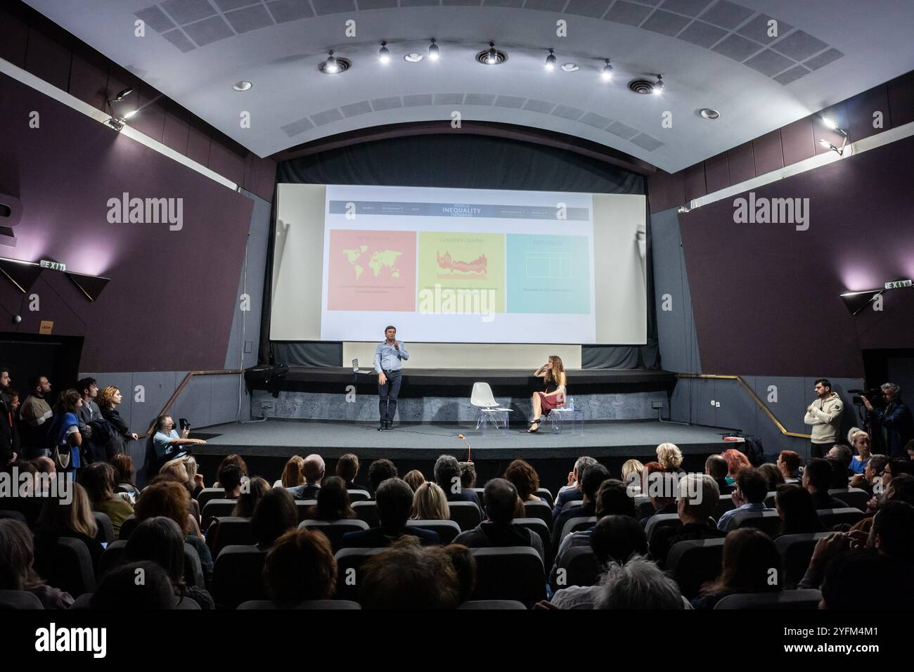 BELGRADO, SERBIA - 26 OTTOBRE 2023: Sfocatura selettiva su Thomas Piketty sorridente in posa prima di una conferenza a belgrado, Serbia. Thomas Piketty è un francese Foto Stock