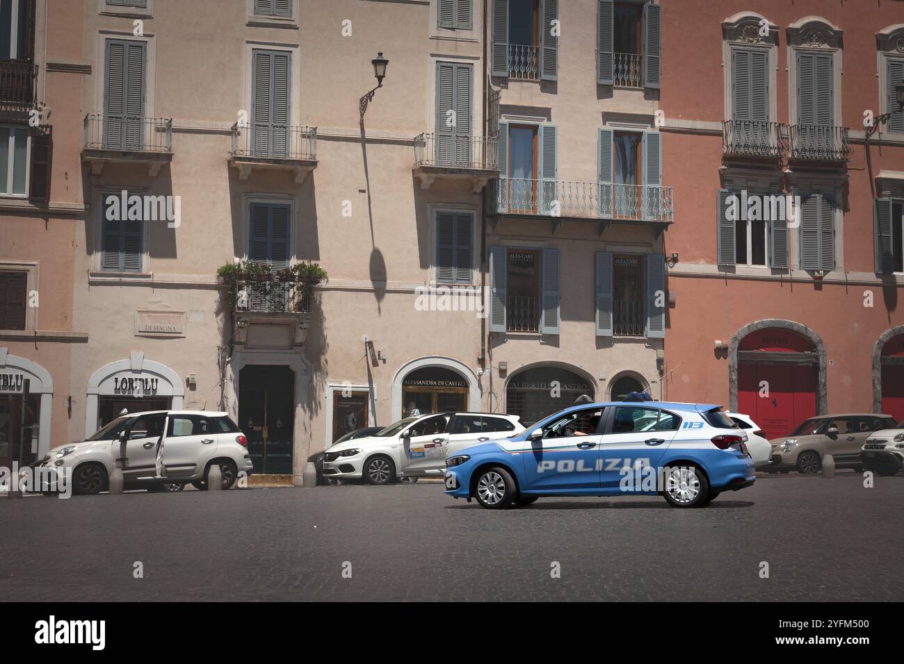 ROMA, ITALIA - 15 GIUGNO 2024: Polizia di Stato pattuglia nel centro di Roma. Polizia di stato, o polizia di stato, è una delle forze di polizia italiane" Foto Stock