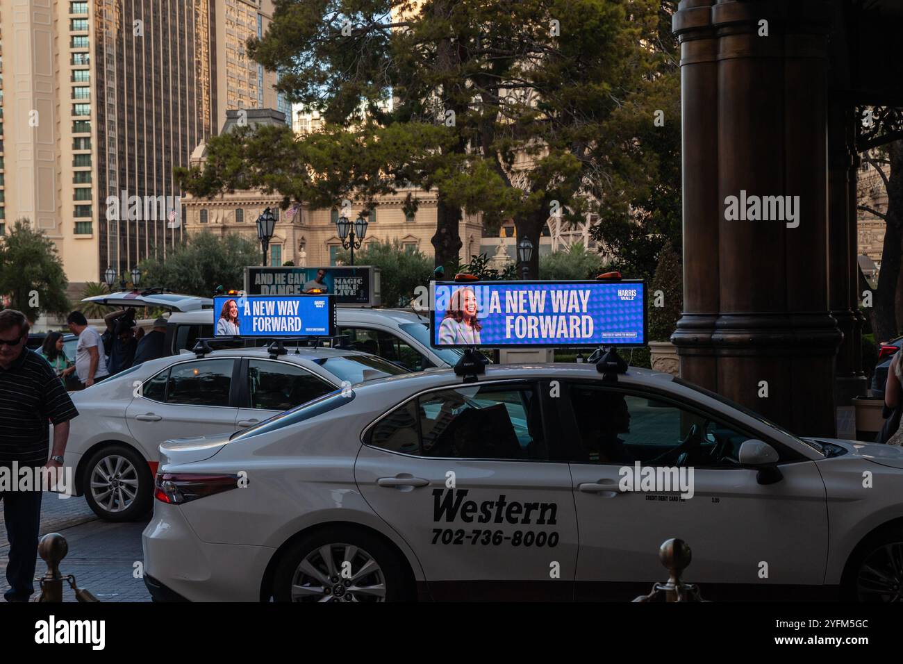 LAS VEGAS - 19 AGOSTO 2024: Pubblicità sui taxi che promuovono Kamala Harris durante la campagna presidenziale statunitense del 2024 sulla Las Vegas Strip. Kamala Harr Foto Stock