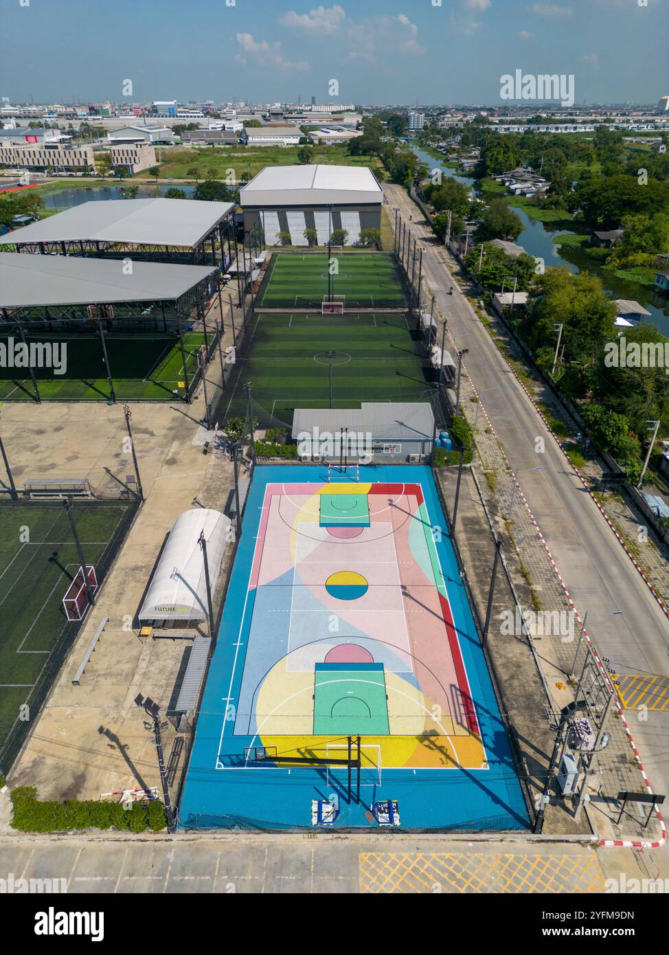 Bangkok, Tailandia - 31 ottobre 2024: Veduta aerea con droni di un campo polivalente all'aperto presso il Future Arena Park situato a Bangkok, Tailandia. Foto Stock