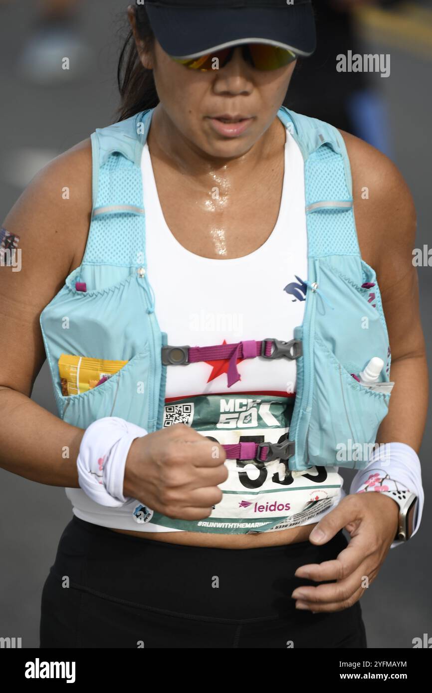 Primo piano delle donne del 30 che corrono durante la maratona Marine Corp, ottobre 27 2024 Foto Stock