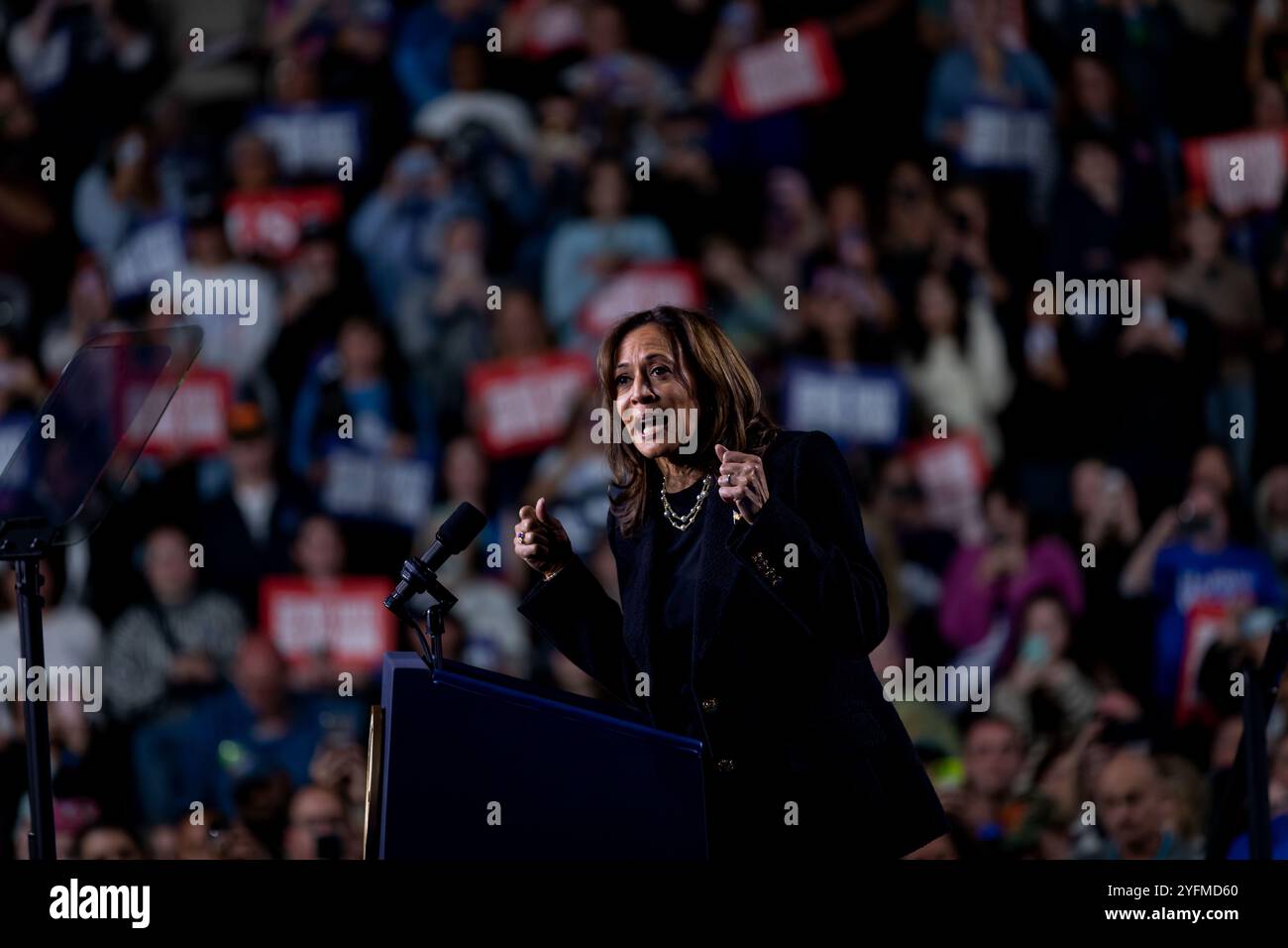 Allentown, Stati Uniti. 4 novembre 2024. ALLENTOWN, PENNSYLVANIA - 4 NOVEMBRE: La candidata presidenziale democratica, il vicepresidente degli Stati Uniti Kamala Harris, parla durante una manifestazione elettorale al Muhlenberg College il 4 novembre 2024 a Philadelphia, Pennsylvania. A un giorno dal giorno delle elezioni, il vicepresidente Kamala Harris sta facendo campagna elettorale nello stato di oscillazione con il maggior numero di voti in palio. (Foto di Michael Nigro/Sipa USA) credito: SIPA USA/Alamy Live News Foto Stock