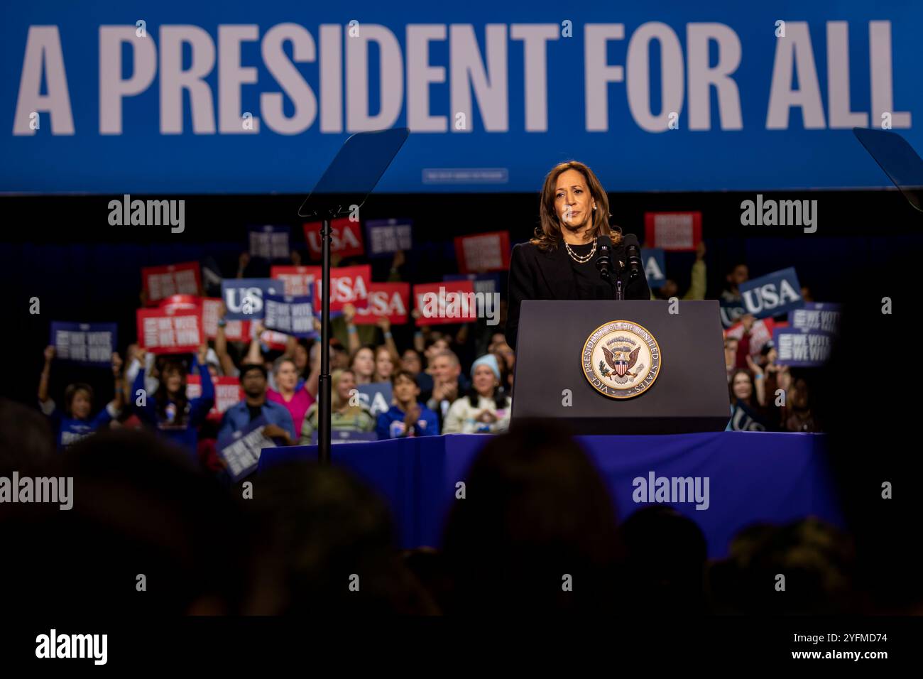 Allentown, Stati Uniti. 4 novembre 2024. ALLENTOWN, PENNSYLVANIA - 4 NOVEMBRE: La candidata presidenziale democratica, il vicepresidente degli Stati Uniti Kamala Harris, parla durante una manifestazione elettorale al Muhlenberg College il 4 novembre 2024 a Philadelphia, Pennsylvania. A un giorno dal giorno delle elezioni, il vicepresidente Kamala Harris sta facendo campagna elettorale nello stato di oscillazione con il maggior numero di voti in palio. (Foto di Michael Nigro/Sipa USA) credito: SIPA USA/Alamy Live News Foto Stock