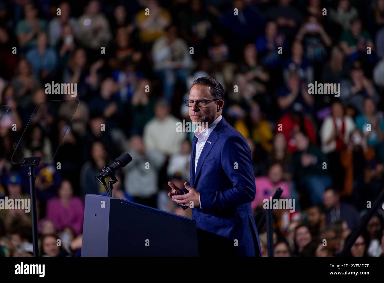 Allentown, Stati Uniti. 4 novembre 2024. ALLENTOWN, PENNSYLVANIA - 4 NOVEMBRE: La candidata presidenziale democratica, il vicepresidente degli Stati Uniti Kamala Harris, parla durante una manifestazione elettorale al Muhlenberg College il 4 novembre 2024 a Philadelphia, Pennsylvania. A un giorno dal giorno delle elezioni, il vicepresidente Kamala Harris sta facendo campagna elettorale nello stato di oscillazione con il maggior numero di voti in palio. (Foto di Michael Nigro/Sipa USA) credito: SIPA USA/Alamy Live News Foto Stock