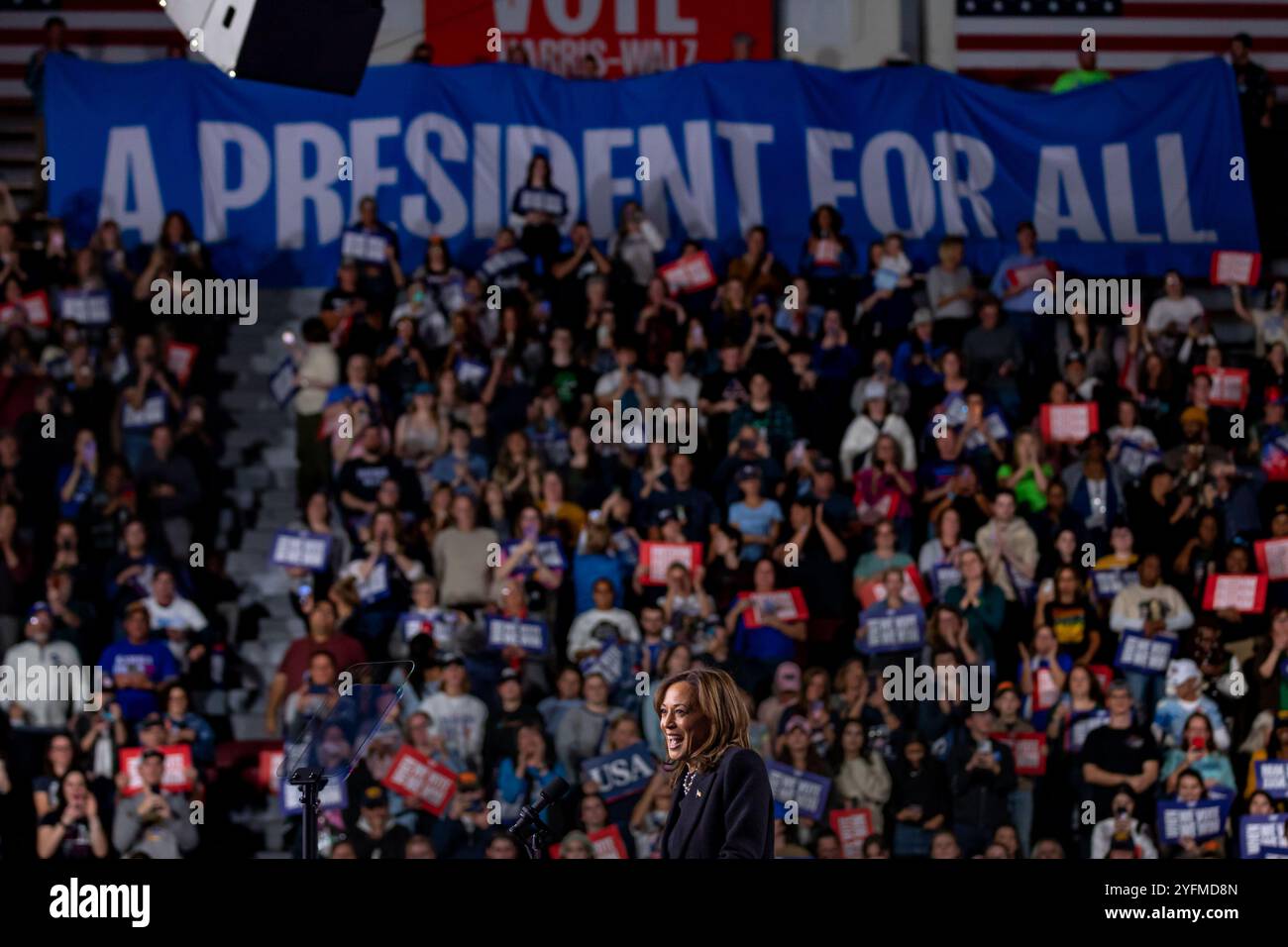Allentown, Stati Uniti. 4 novembre 2024. ALLENTOWN, PENNSYLVANIA - 4 NOVEMBRE: La candidata presidenziale democratica, il vicepresidente degli Stati Uniti Kamala Harris, parla durante una manifestazione elettorale al Muhlenberg College il 4 novembre 2024 a Philadelphia, Pennsylvania. A un giorno dal giorno delle elezioni, il vicepresidente Kamala Harris sta facendo campagna elettorale nello stato di oscillazione con il maggior numero di voti in palio. (Foto di Michael Nigro/Sipa USA) credito: SIPA USA/Alamy Live News Foto Stock