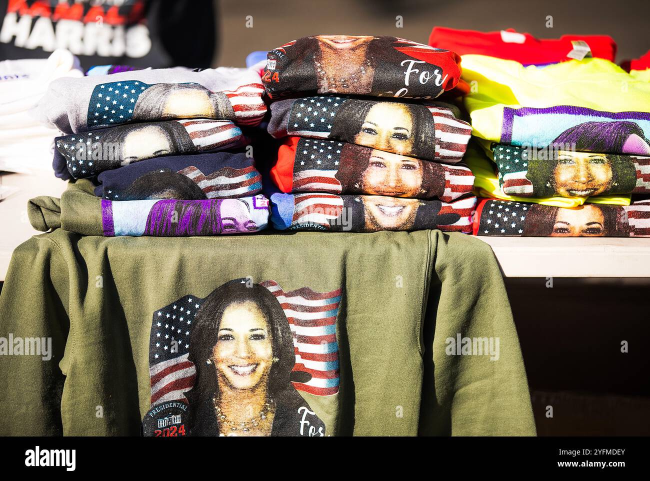 Merch con Kamala Harris al Rally Harris di Allentown, Pennsylvania, USA, 4 novembre 2024 Foto Stock