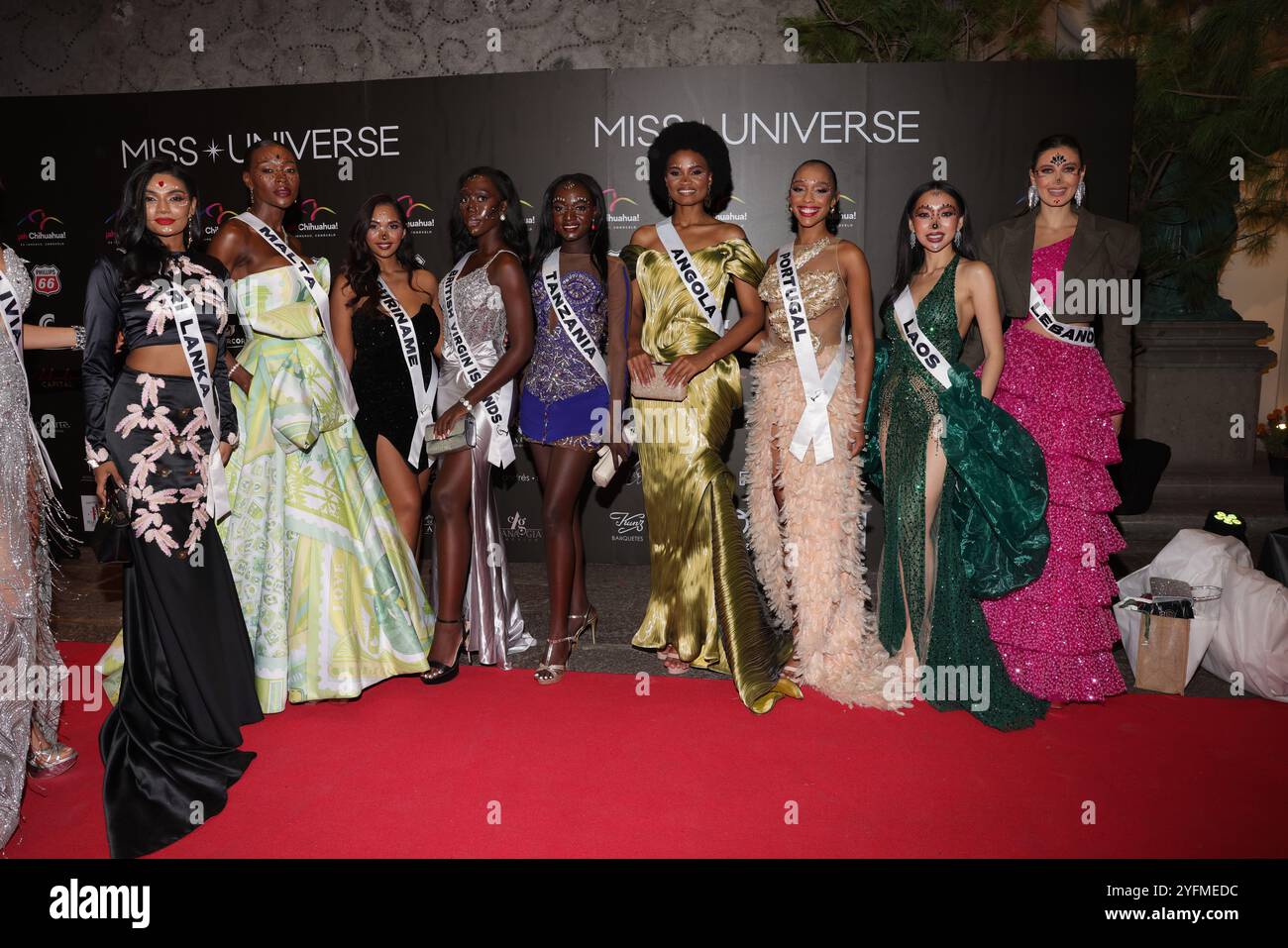 Città del Messico, Messico. 1 novembre 2024. (L-R) Miss Sri Lanka Melloney Dassanayake, Miss Malta Beatrice Njoya???, Miss Suiriname Pooja Chotkan, Miss Isole Vergini britanniche Adacia Adonis, Miss Tanzania Judith Ngusa, Miss Angola Nelma Tchissola Ferreira, Miss Portogallo Andreia Correia, Miss Laos Miepooh Phiranya Thipphomvong, Miss Lebanon Nada Koussa Koussa al tappeto rosso di Catinas Antiverse de Colainguala. Il 1° novembre 2024 a città del Messico, Messico. (Foto di Yamak Perea/ Eyepix/Sipa USA) credito: SIPA USA/Alamy Live News Foto Stock