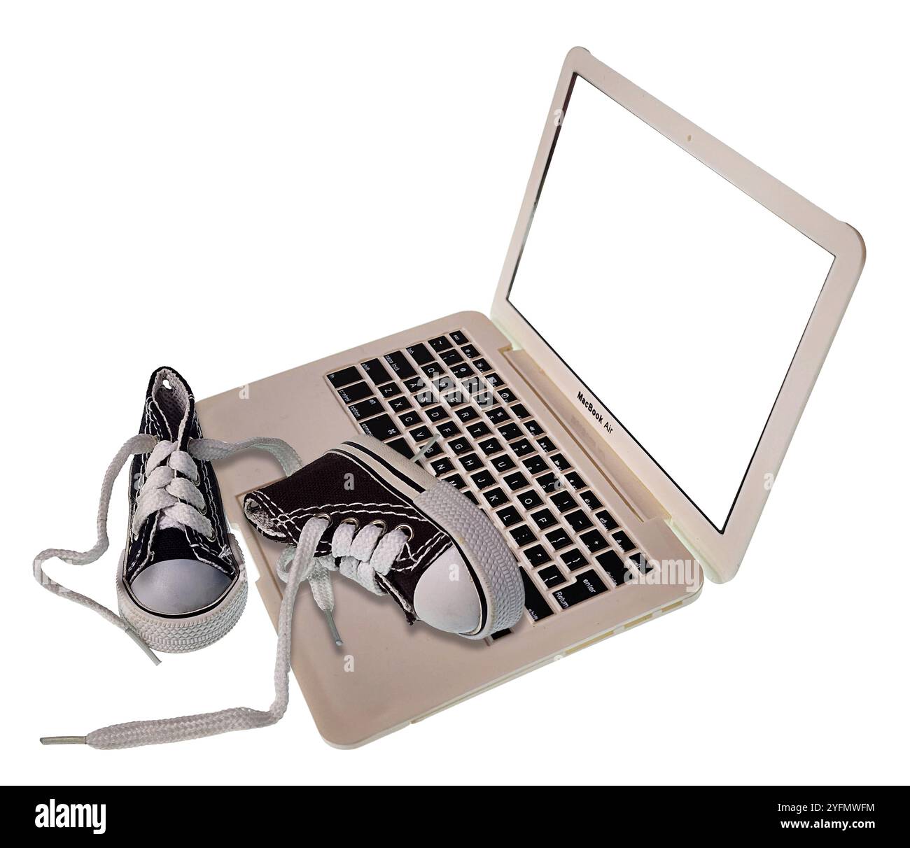 Scarpe alte nere per adolescenti su un notebook Foto Stock