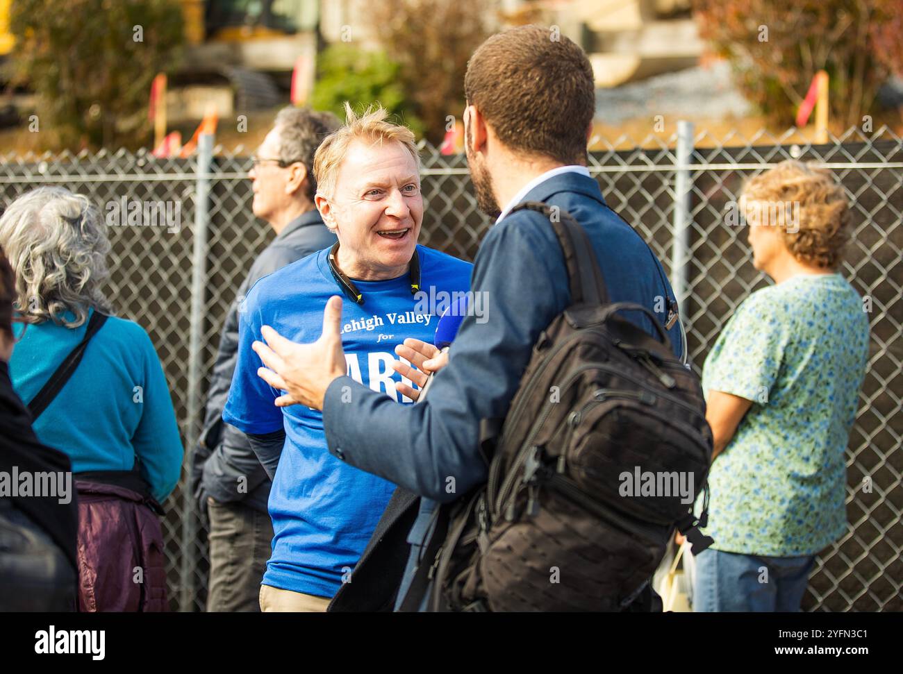 I sostenitori di Kamala Harris si schierarono al Muhlenberg College durante un rally Harris ad Allentown, Pennsylvania, USA, 4 novembre 2024 Foto Stock