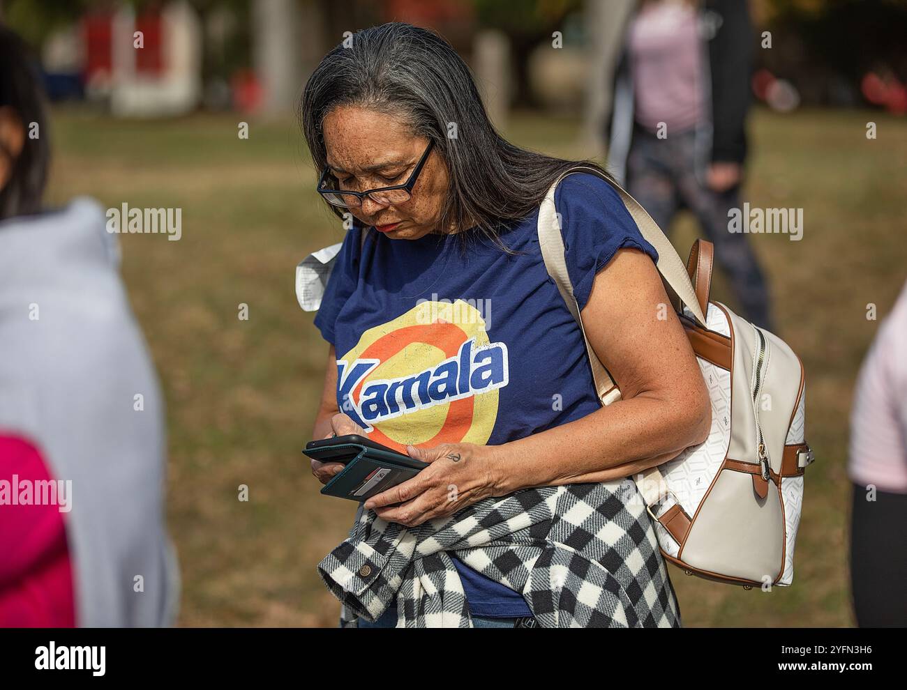 I sostenitori di Kamala Harris si schierarono al Muhlenberg College durante un rally Harris ad Allentown, Pennsylvania, USA, 4 novembre 2024 Foto Stock