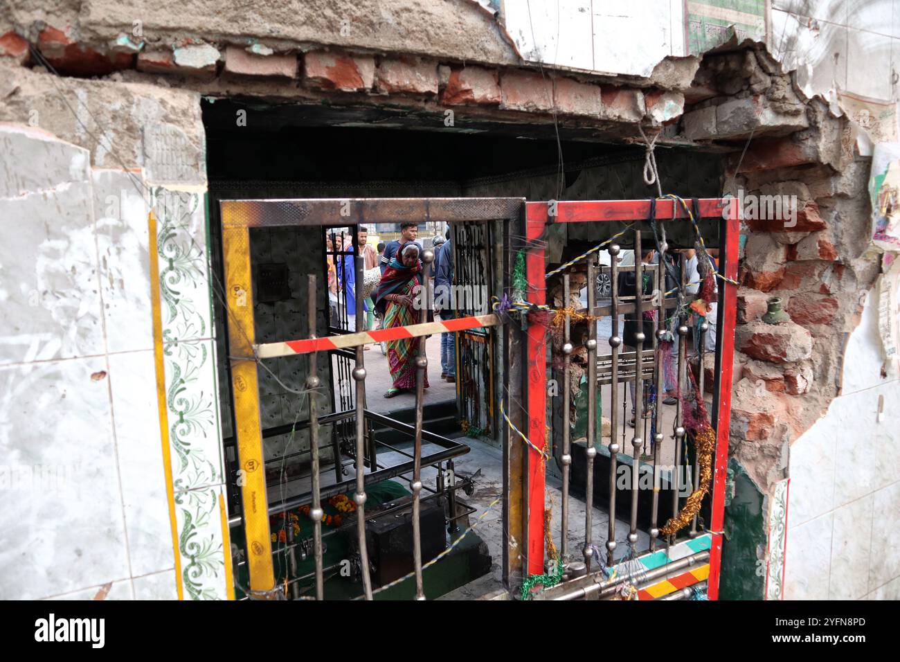 Scena di un santuario che è stato danneggiato dopo che è stato incendiato da una folla durante le rivolte nella zona di Chandbagh di nuova Delhi, in India, il 29 febbraio 2020. Più di 40 persone sono state uccise e 100 sono state ferite in rivolte scoppiate a causa della controversa legge sulla cittadinanza a nord-est di Delhi il 24 febbraio. Foto Stock