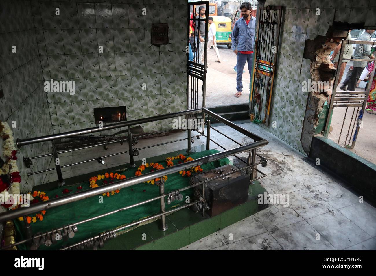 Scena di un santuario che è stato danneggiato dopo che è stato incendiato da una folla durante le rivolte nella zona di Chandbagh di nuova Delhi, in India, il 29 febbraio 2020. Più di 40 persone sono state uccise e 100 sono state ferite in rivolte scoppiate a causa della controversa legge sulla cittadinanza a nord-est di Delhi il 24 febbraio. Foto Stock