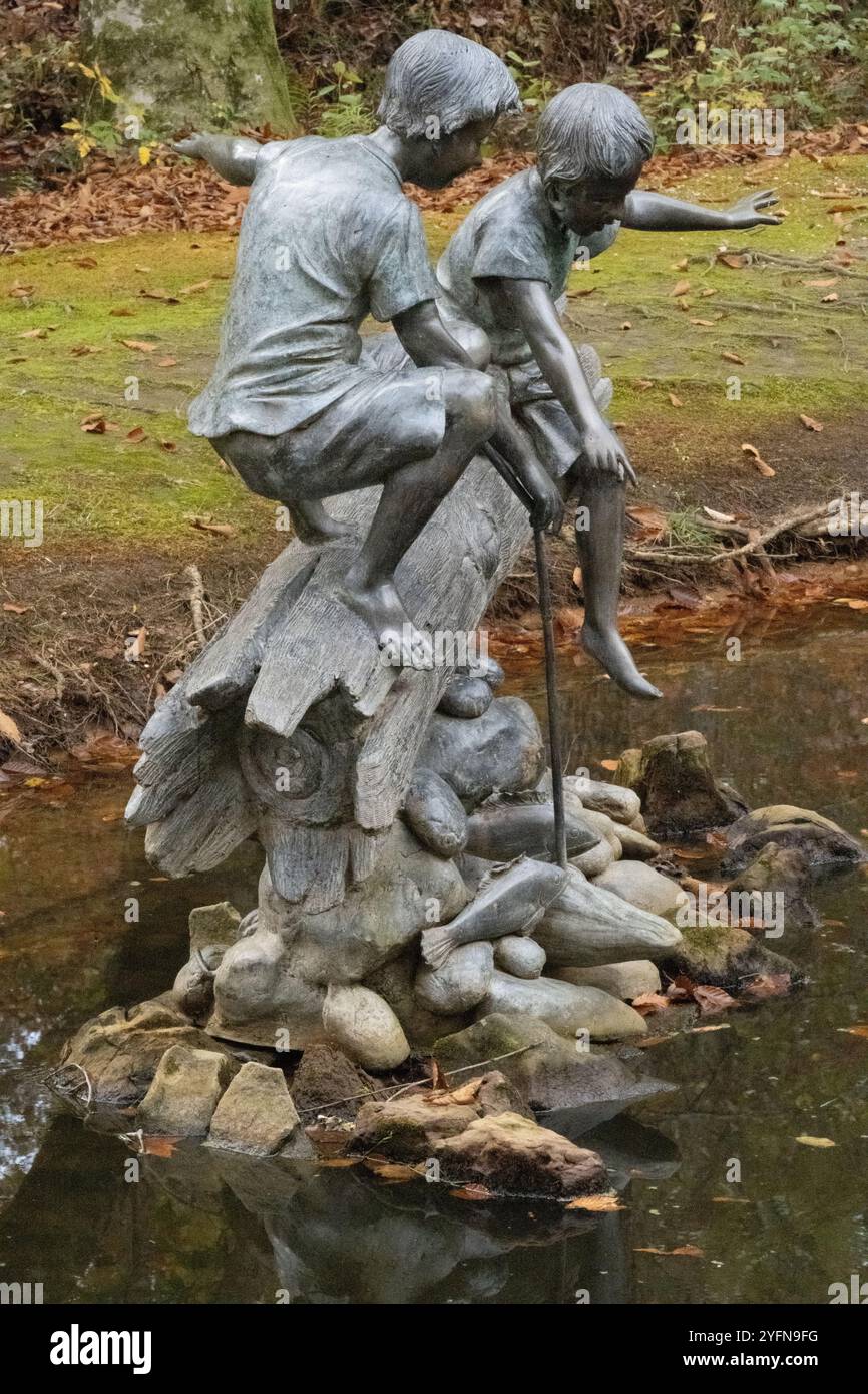 Ragazzi su una scultura da pesca nel Grandchildren's Sculpture Garden a Gibbs Gardens a Ball Ground, Georgia. (USA) Foto Stock