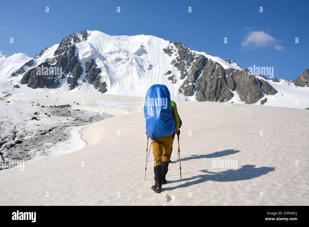 La gente sale in montagna sul ghiacciaio sotto le nuvole. Vista sulle montagne. Terskey Alatoo Mountains, Tian-Shan, Karakol, Kirghizistan Foto Stock