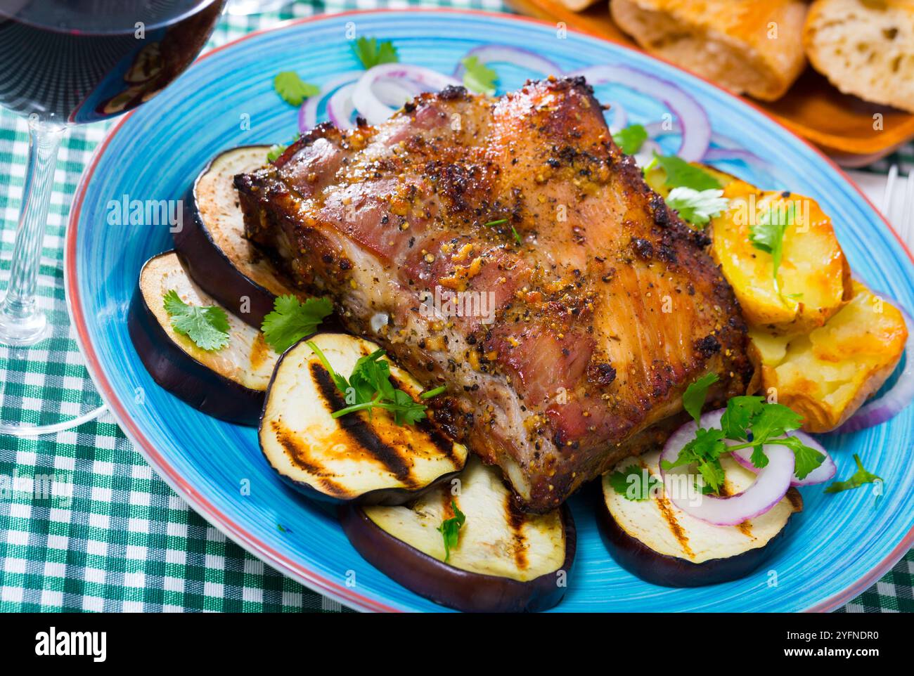 carne di maiale arrosto con verdure Foto Stock