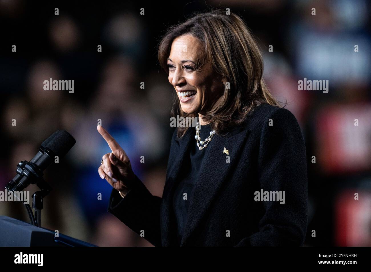 Allentown, Stati Uniti. 4 novembre 2024. La vicepresidente Kamala Harris parla ad una manifestazione nella Memorial Hall al Muhlenberg College di Allentown, Pennsylvania. Credito: SOPA Images Limited/Alamy Live News Foto Stock