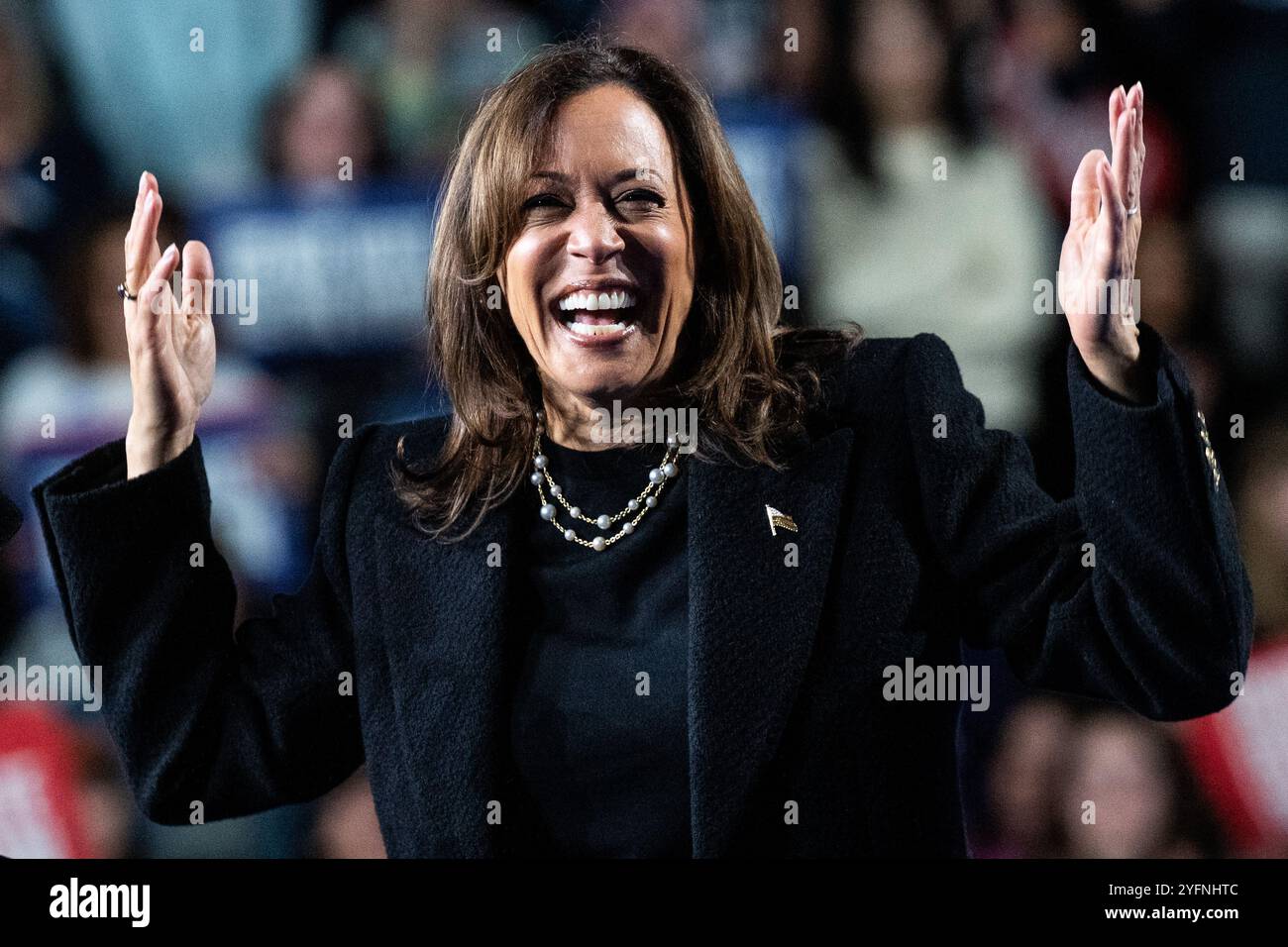 Allentown, Stati Uniti. 4 novembre 2024. La vicepresidente Kamala Harris parla ad una manifestazione nella Memorial Hall al Muhlenberg College di Allentown, Pennsylvania. Credito: SOPA Images Limited/Alamy Live News Foto Stock