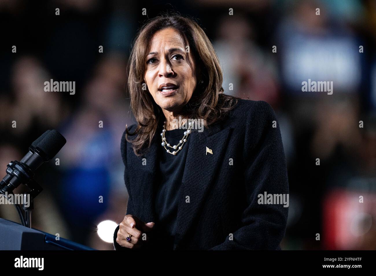 Allentown, Stati Uniti. 4 novembre 2024. La vicepresidente Kamala Harris parla ad una manifestazione nella Memorial Hall al Muhlenberg College di Allentown, Pennsylvania. Credito: SOPA Images Limited/Alamy Live News Foto Stock