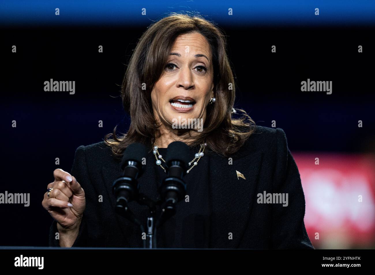 Allentown, Stati Uniti. 4 novembre 2024. La vicepresidente Kamala Harris parla ad una manifestazione nella Memorial Hall al Muhlenberg College di Allentown, Pennsylvania. Credito: SOPA Images Limited/Alamy Live News Foto Stock