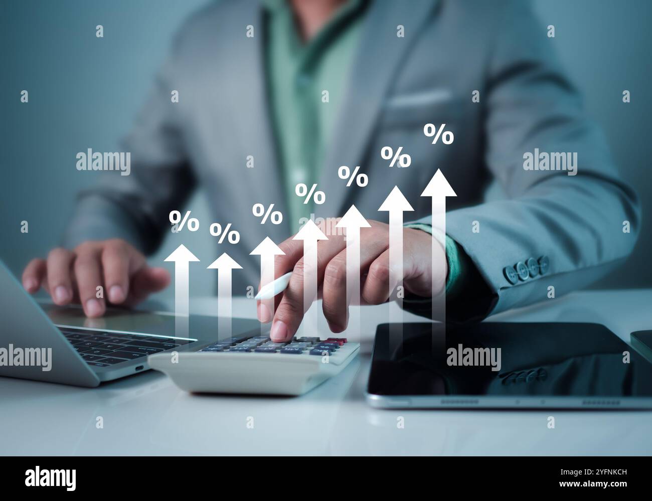 Gli investitori calcolano profitti e costi, il concetto di tasso di interesse e rendimento dei dividendi, le strategie di investimento per la crescita a lungo termine, la pianificazione pensionistica Foto Stock