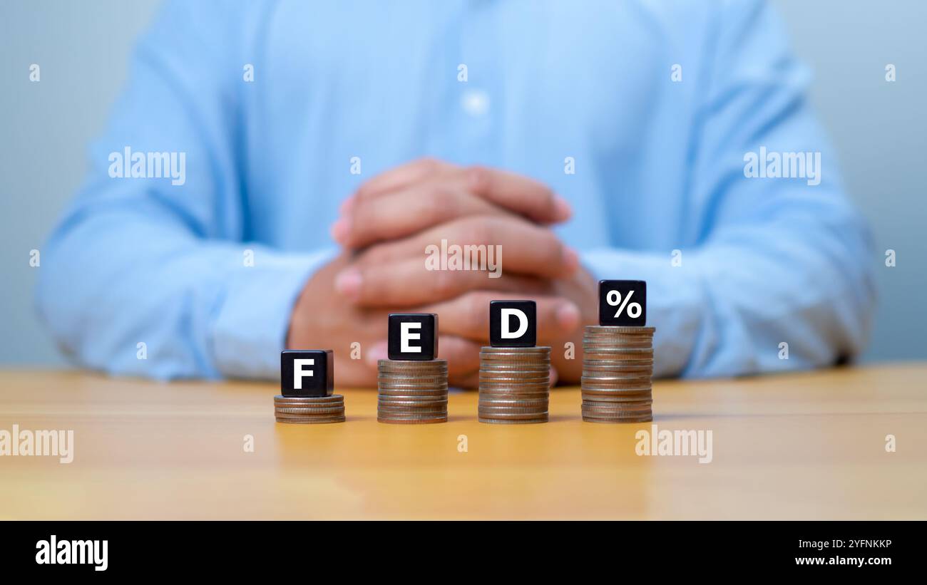 La Federal Reserve per controllare i tassi di interesse. Concetto FED. Blocchi di legno ALIMENTATI. Economia e affari americani. I tassi di interesse della Federal Reserve Bank aumentano Foto Stock