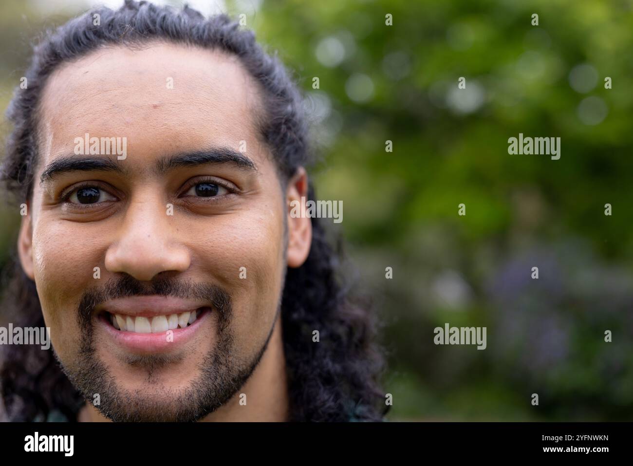 Un giovane sorridente che ama la natura all'aperto, sentirsi felice e rilassato, copia spazio Foto Stock