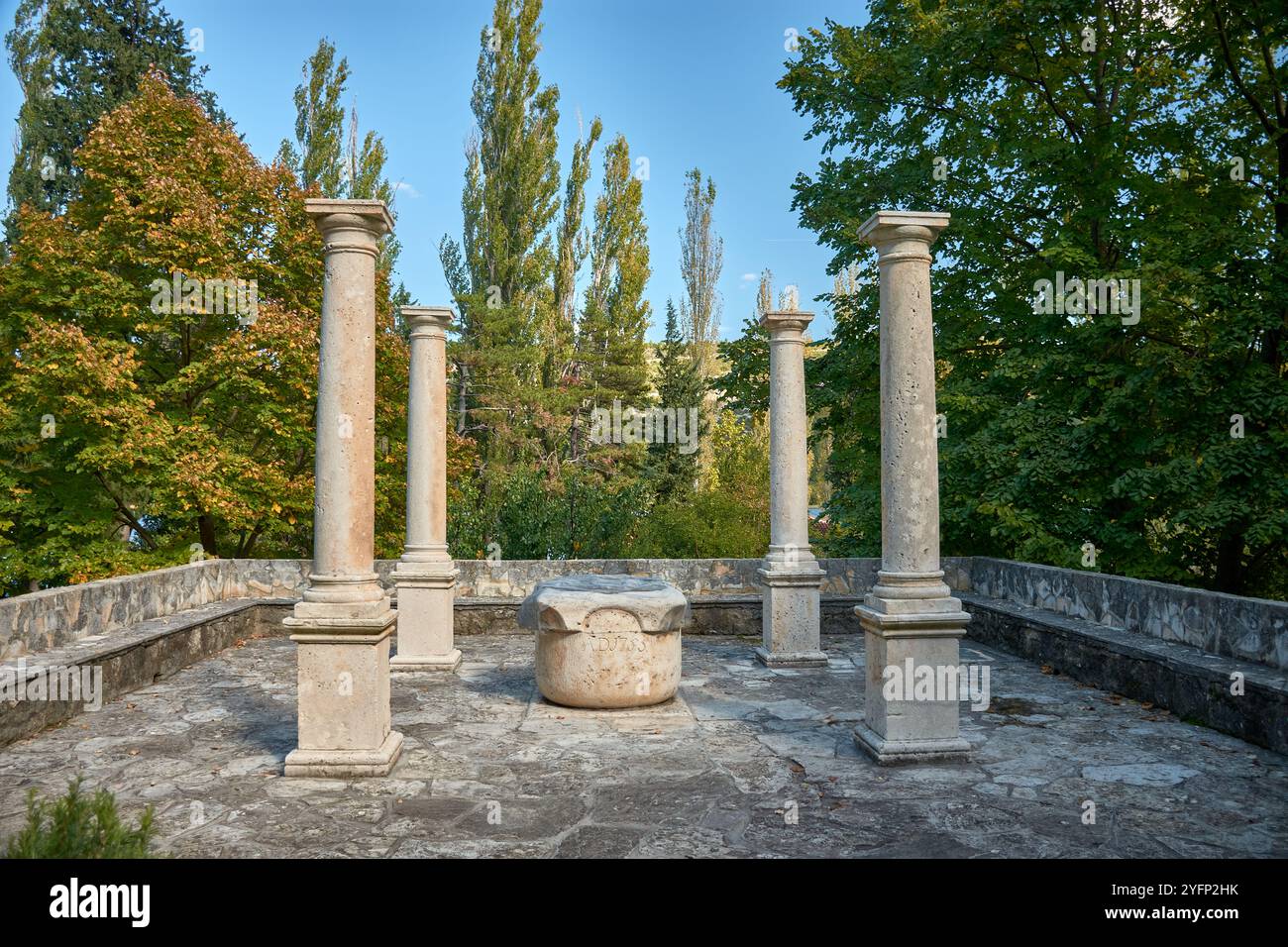 Monastero di Visovac, situato su una piccola isola nel mezzo del lago di Visovac, all'interno del Parco Nazionale di Krka in Croazia. Circondato da una vegetazione lussureggiante, questo hotel è molto elegante Foto Stock