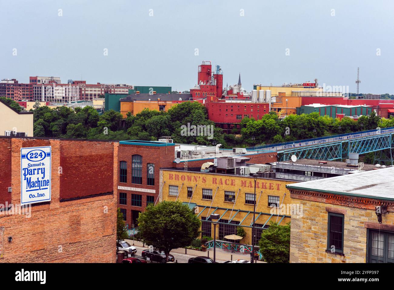 Una foto architettonica dell'High Falls District nel centro di Rochester, New York. Foto Stock