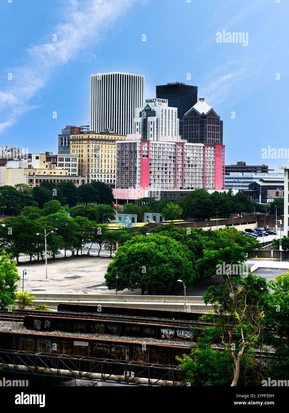 Una foto architettonica dell'High Falls District nel centro di Rochester, New York. Foto Stock
